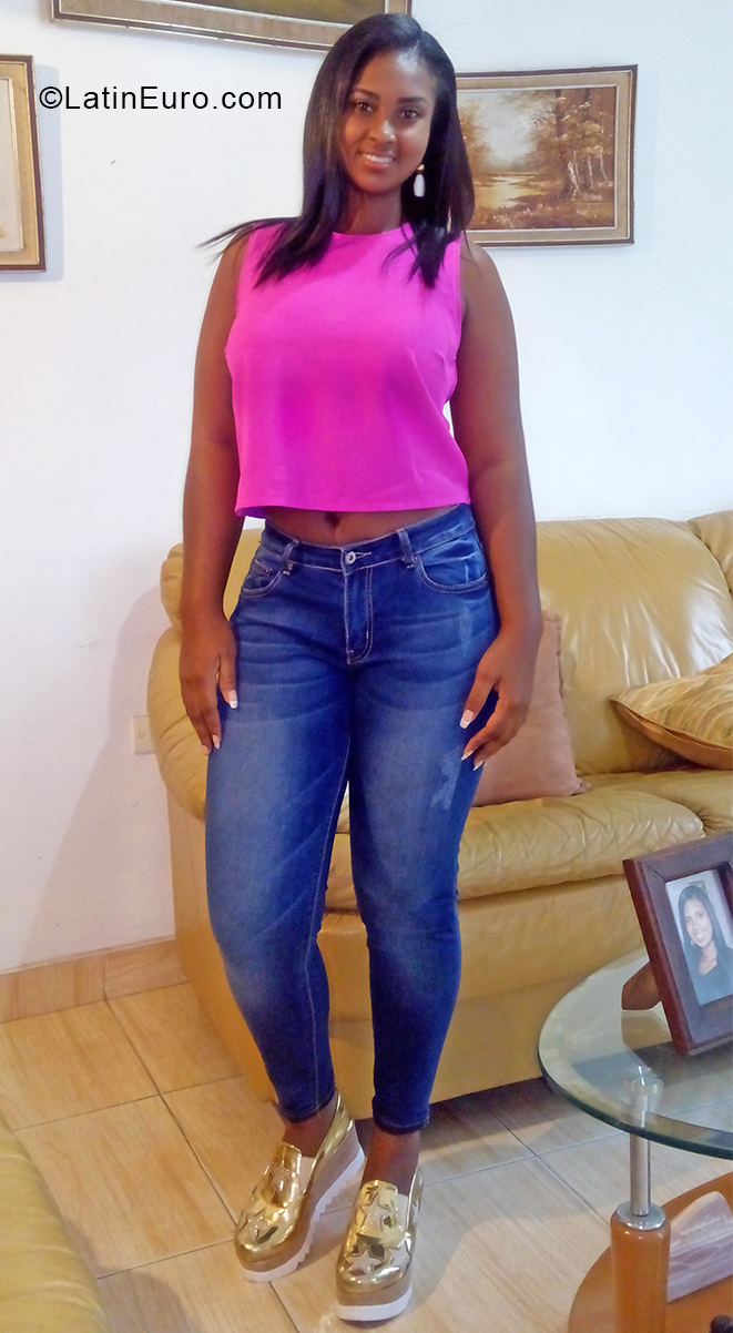 Date this nice looking Venezuela girl Narym from Valencia VE3392