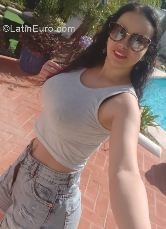 Date this happy Colombia girl Lizz from Pereira CO28324