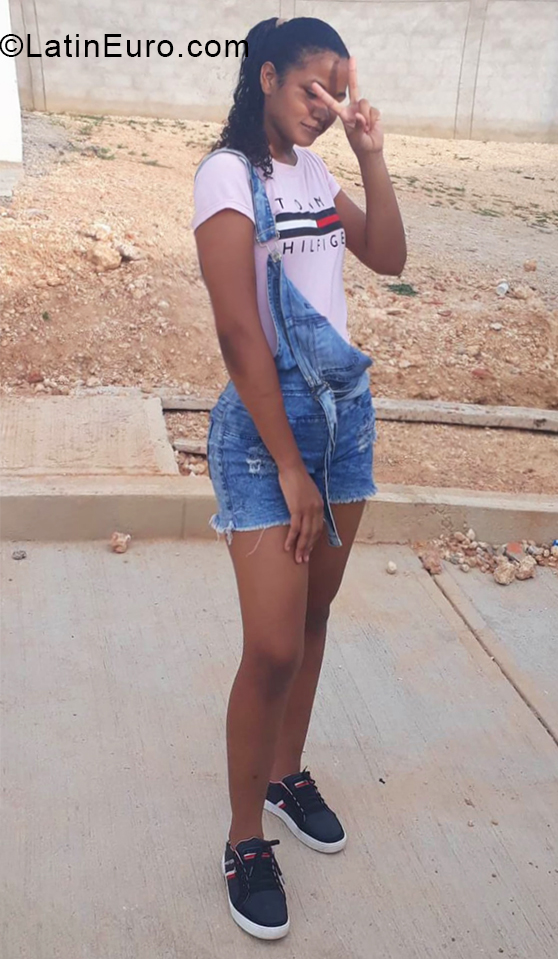 Date this foxy Colombia girl Naleth from Cartagena CO28448
