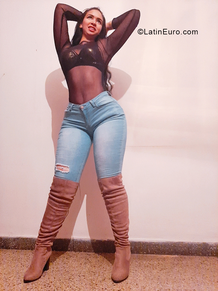 Date this fun Venezuela girl Michell from Valencia VE3475