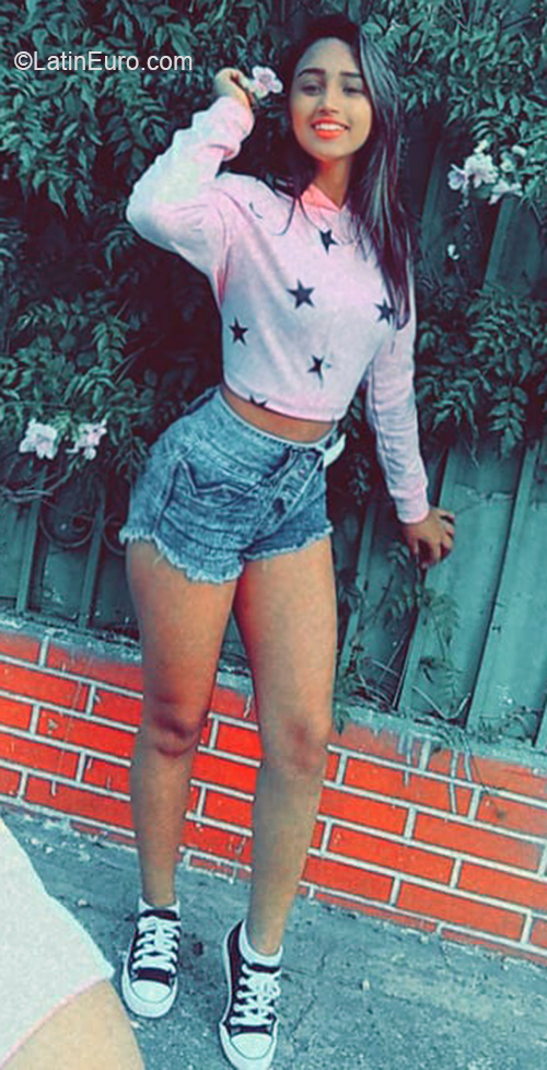 Date this sultry Venezuela girl Daniela from Chacao VE3495