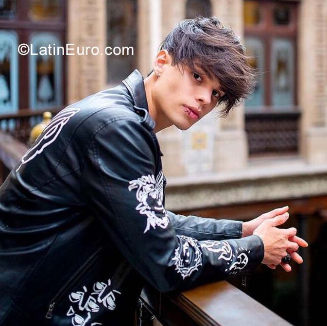 Date this beautiful Colombia man Michell from Bogota CO28877