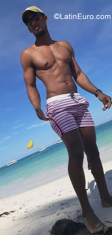 Date this tall Dominican Republic man Bruno from Veron DO39217