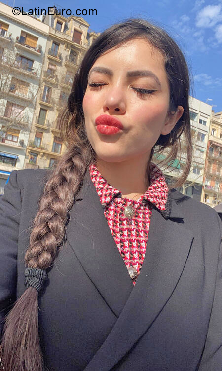 Date this passionate United Kingdom girl Kiara from London EN112