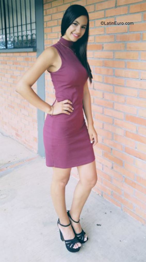 Date this athletic Colombia girl Andrea from Bucaramanga CO29432