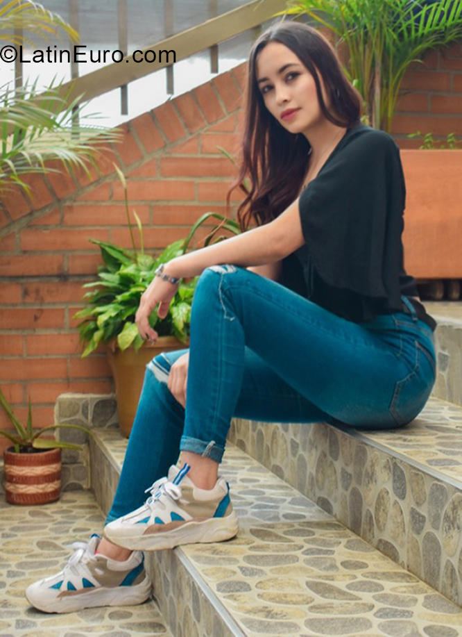 Date this beautiful Colombia girl Elizabeth from Bogota CO30908