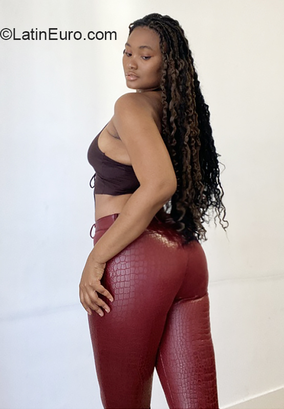 Date this voluptuous France girl Jessyca from Nice FR329