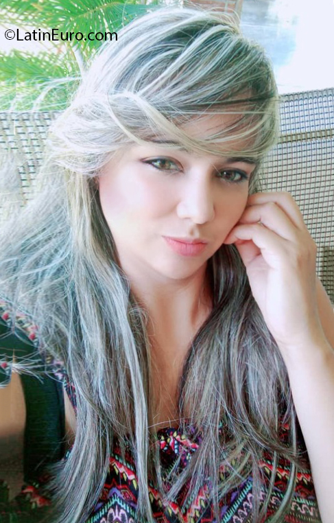 Date this good-looking Venezuela girl Johana from Valencia VE3978