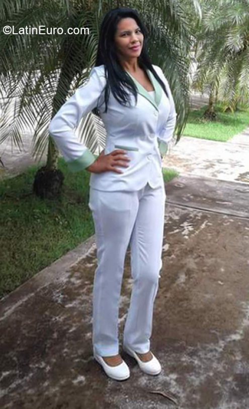 Date this sensual Dominican Republic girl Alexa Estafania from La Vega DO39867
