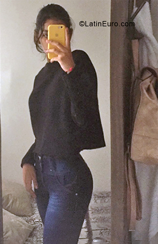 Date this gorgeous Colombia girl Natalia from Bogota CO33905