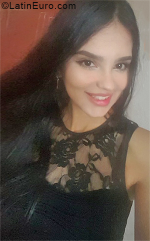 Date this gorgeous Venezuela girl Karmen from Merida VE4178