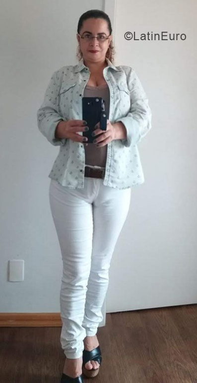 Date this charming Brazil girl SHEILA from Rio de Janeiro BR11437