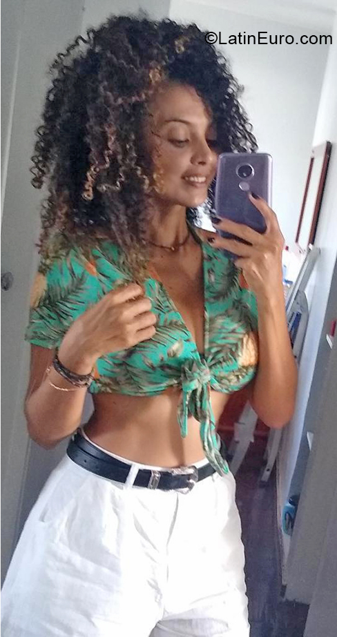 Date this sensual Brazil girl Maria from Brasilia BR11442