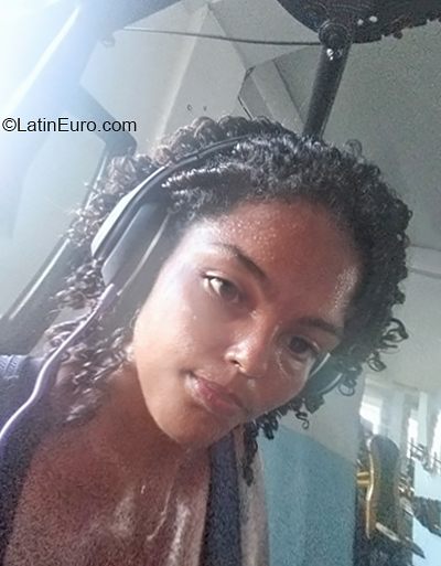 Date this stunning Brazil girl Amanda from Salvador BR11454