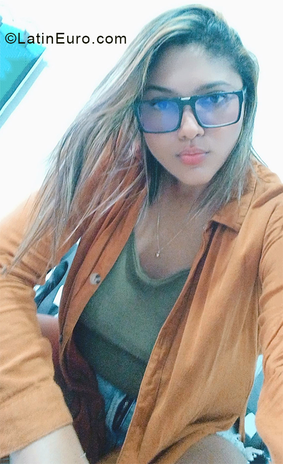 Date this beautiful Colombia girl Andrea from Barranquilla CO31128