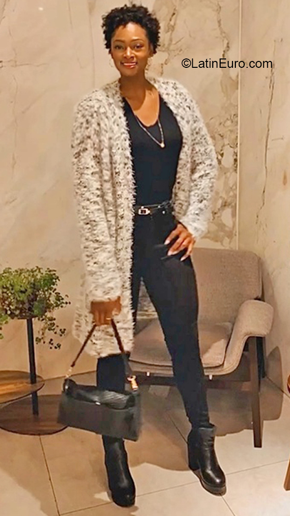 Date this fun Brazil girl Tais from Rio De Janeiro BR11625