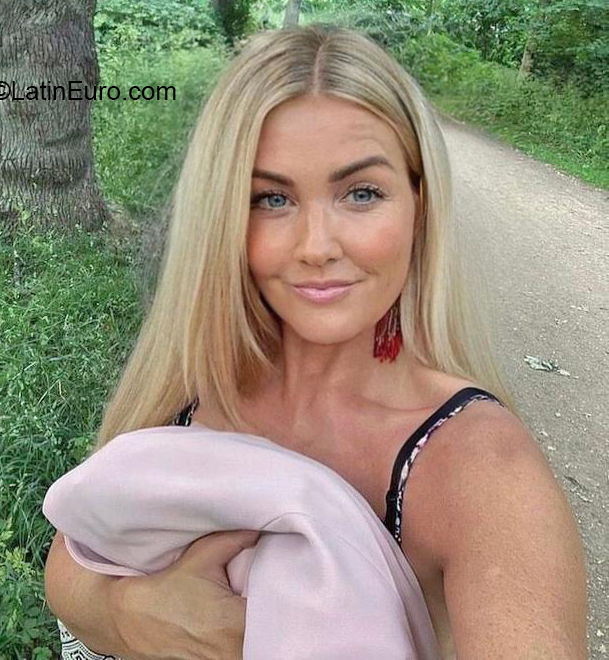 Date this hot United States girl Sandra from Boston US21591