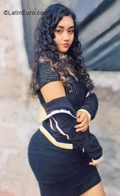 Date this good-looking Mexico girl ARI from Toluca MX2590