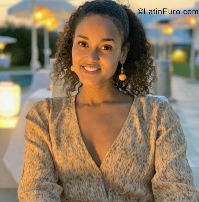 Date this lovely Brazil girl Nay from Rio De Janeiro BR11710