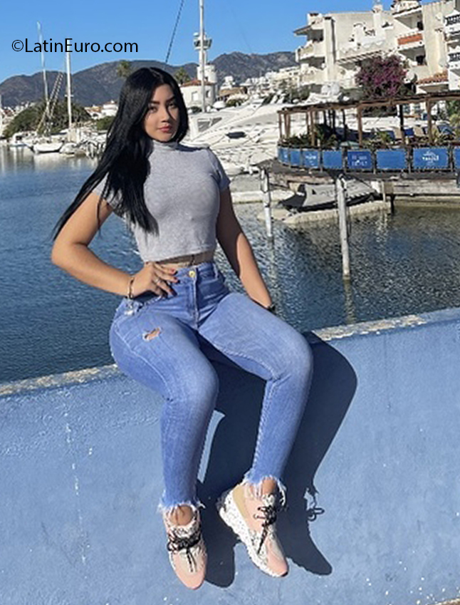 Date this lovely Spain girl Nata_oficial from Barcelona ES701