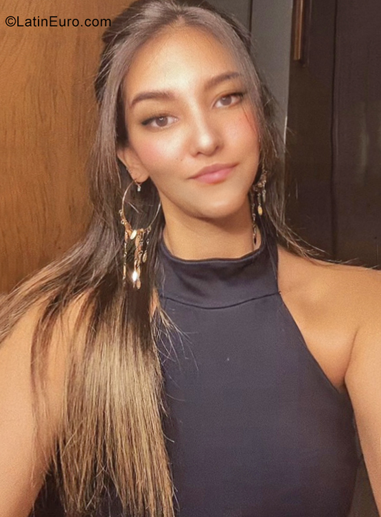 Date this attractive Brazil girl Nayara from Brasilia BR11855