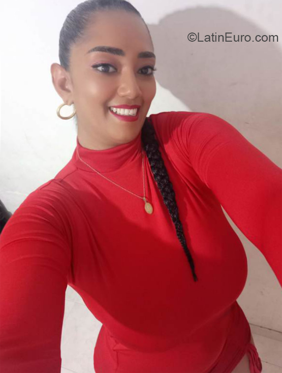 Date this attractive Colombia girl Yohanna from Cali CO33315