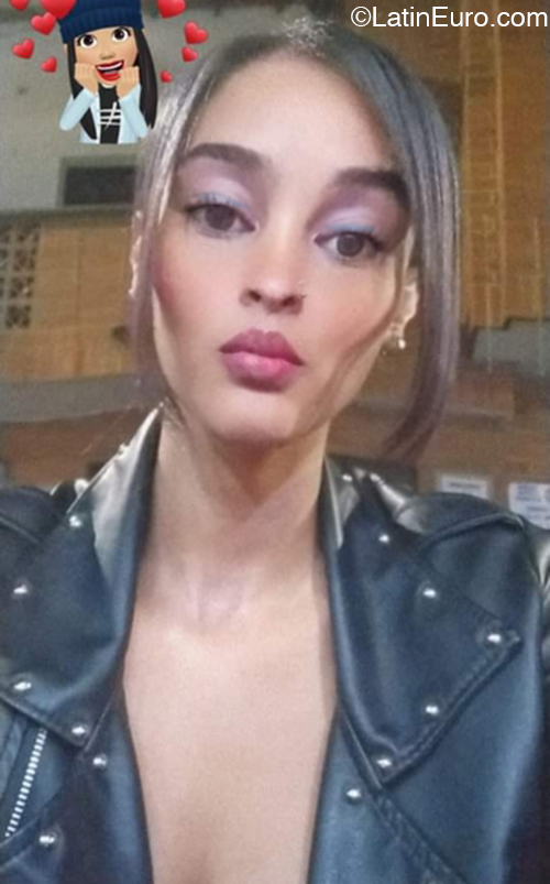 Date this attractive Colombia girl Kiki from Medellin CO32176