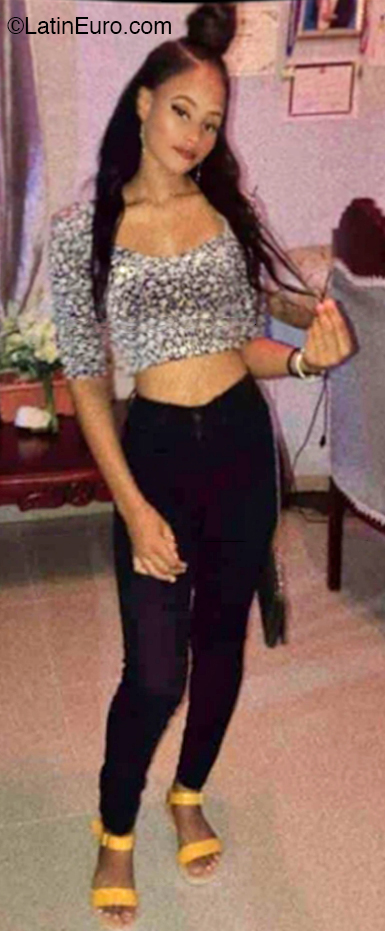 Date this georgeous Dominican Republic girl Carla from San Pedro De Macoris DO43930