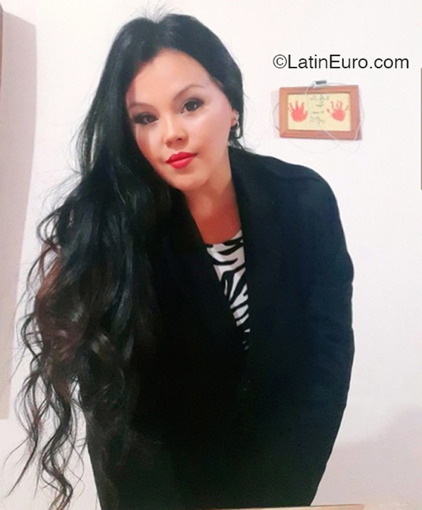 Date this nice looking United States girl Denise from  AR906