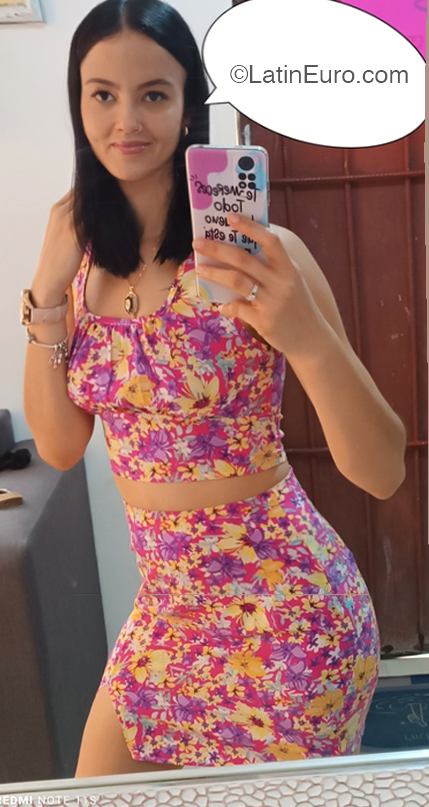 Date this hot United States girl Yomaira from Miami US22355