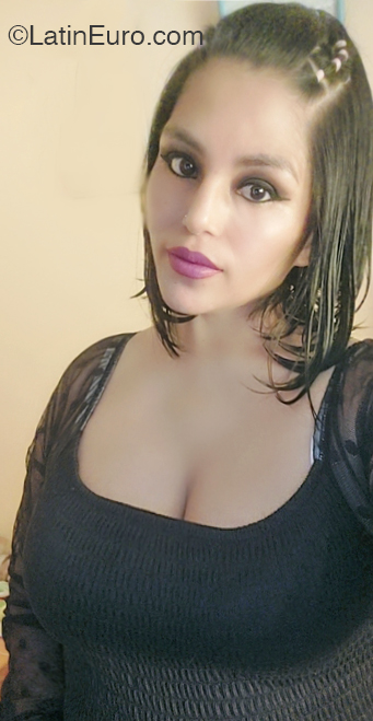 Date this nice looking Peru girl Maricruz from Arequipa PE2046