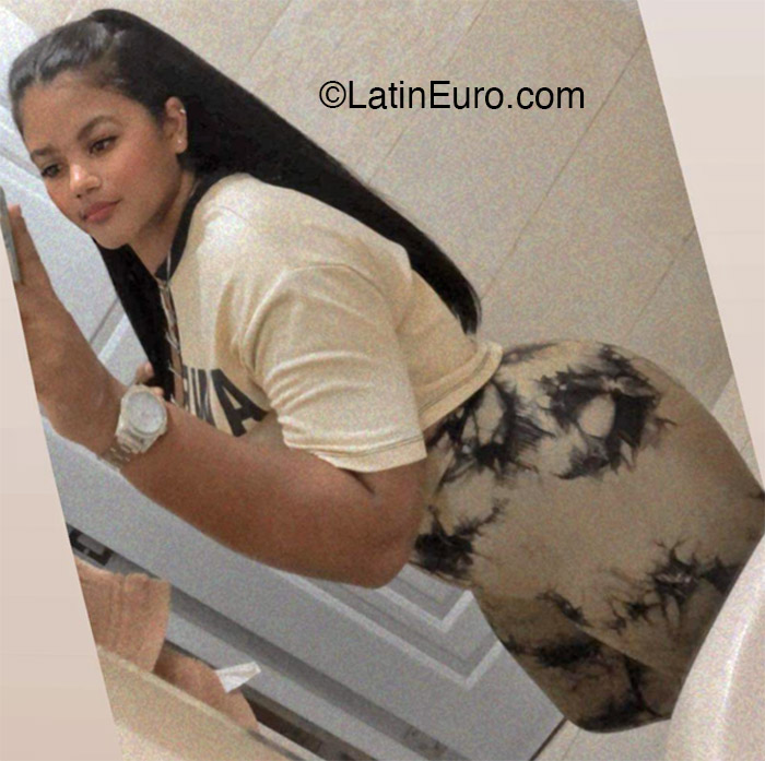 Date this voluptuous Dominican Republic girl Vianny from Santigo DO57149