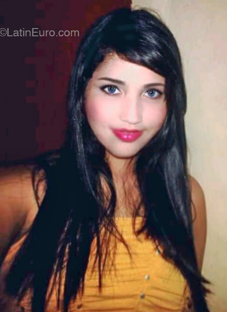 Date this charming Venezuela girl Ginebra from Caracas VE4929