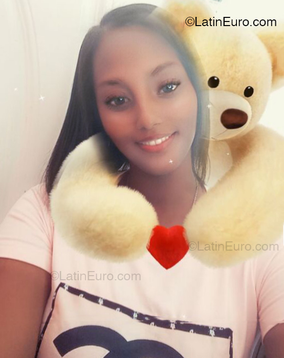 Date this sensual Dominican Republic girl Betz from Santo Domingo DO53107