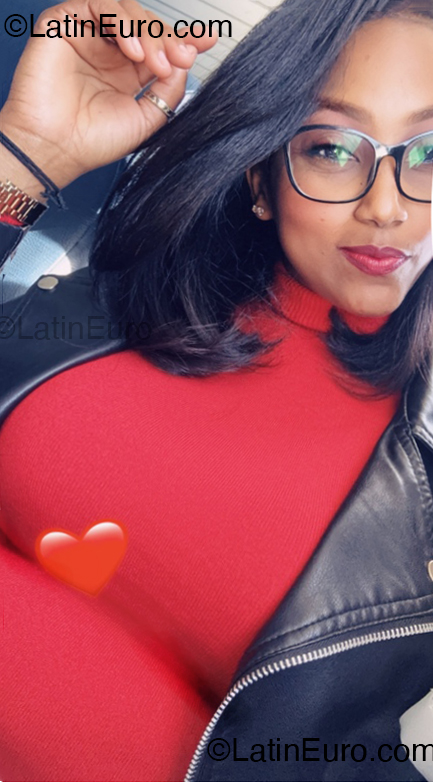 Date this sultry Italy girl Rosaly from Ischia IT434