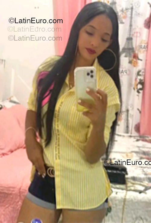 Date this pretty Dominican Republic girl Alondra from Santo Domingo DO54669