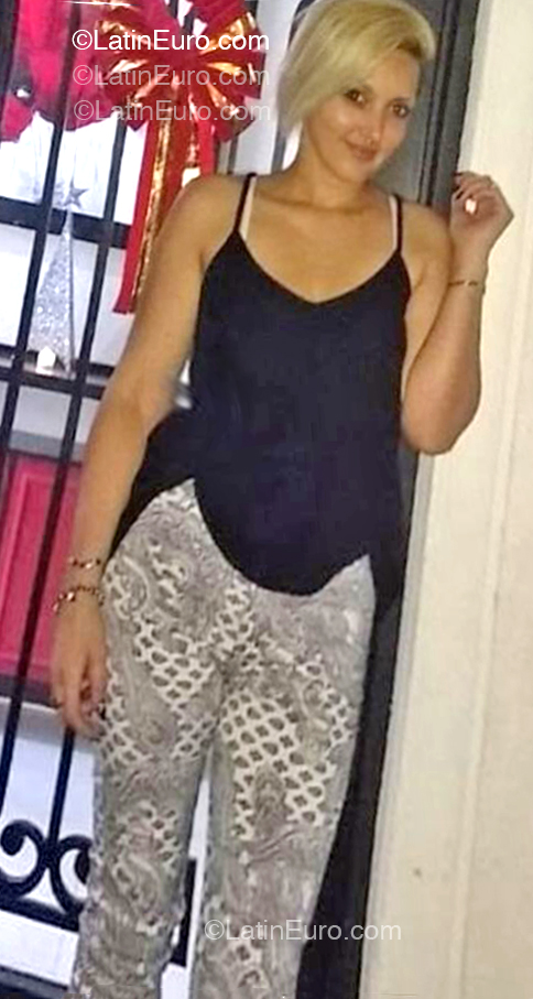 Date this lovely Argentina girl Lorena from Buenos Aires AR991