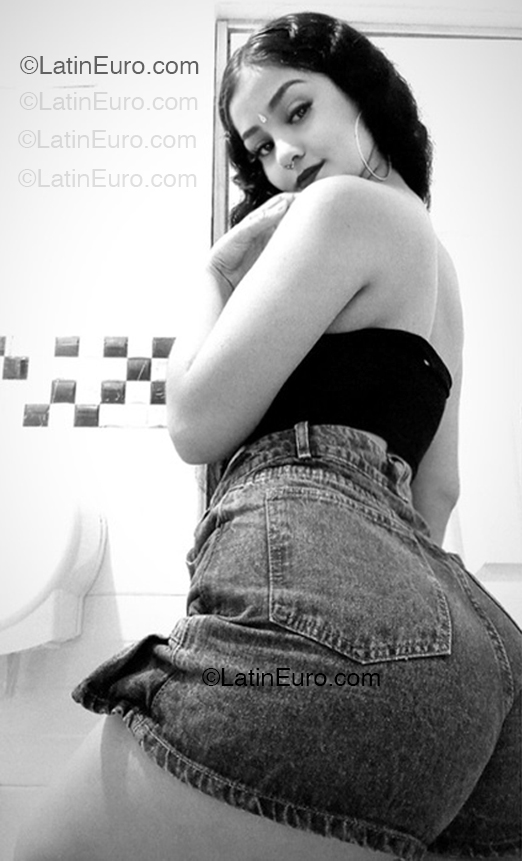 Date this gorgeous Colombia girl Valentina from Bucaramanga CO33286