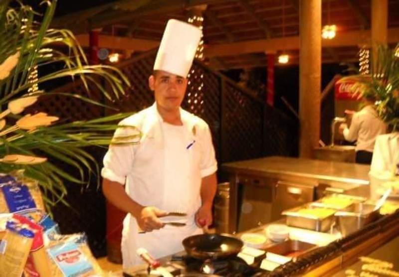 Date this young United States man Carlos from Philadelphia US24980