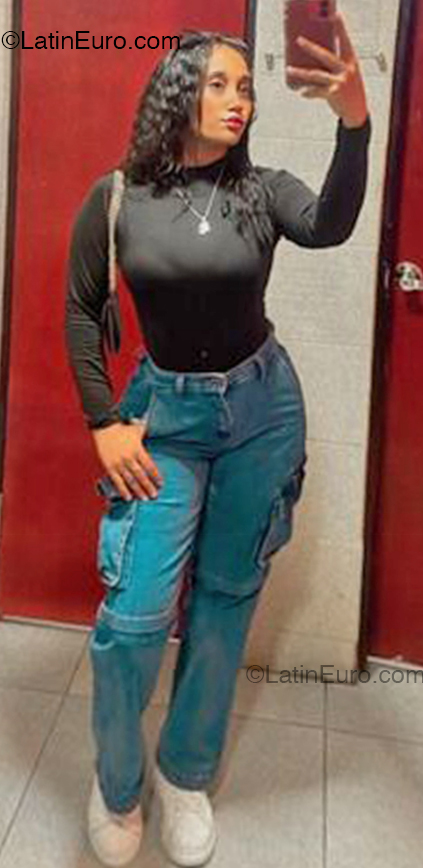 Date this nice looking Dominican Republic girl Reyna from Santo Domingo DO54915