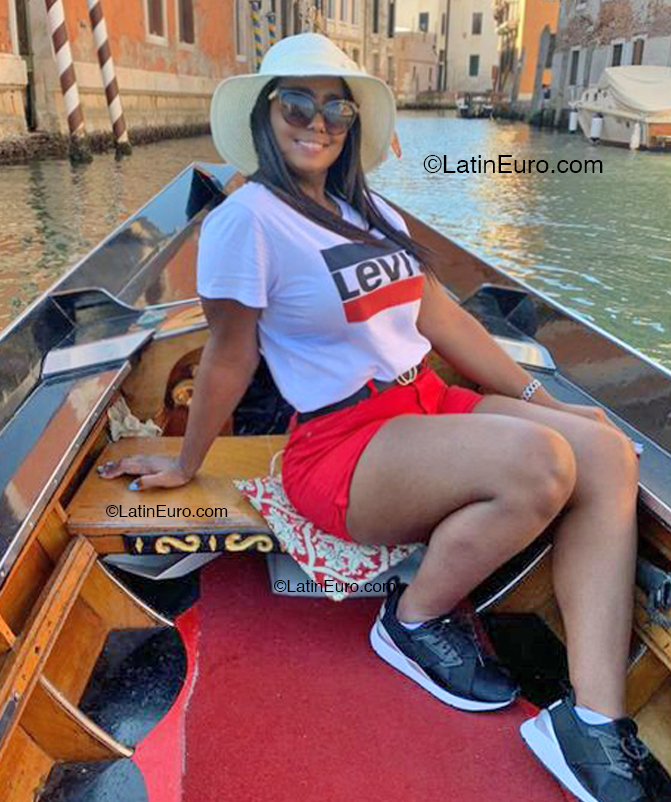 Date this funny Italy girl Angelica from Verona IT444