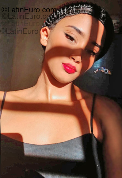 Date this foxy Dominican Republic girl Elena from Santo Domingo DO55261