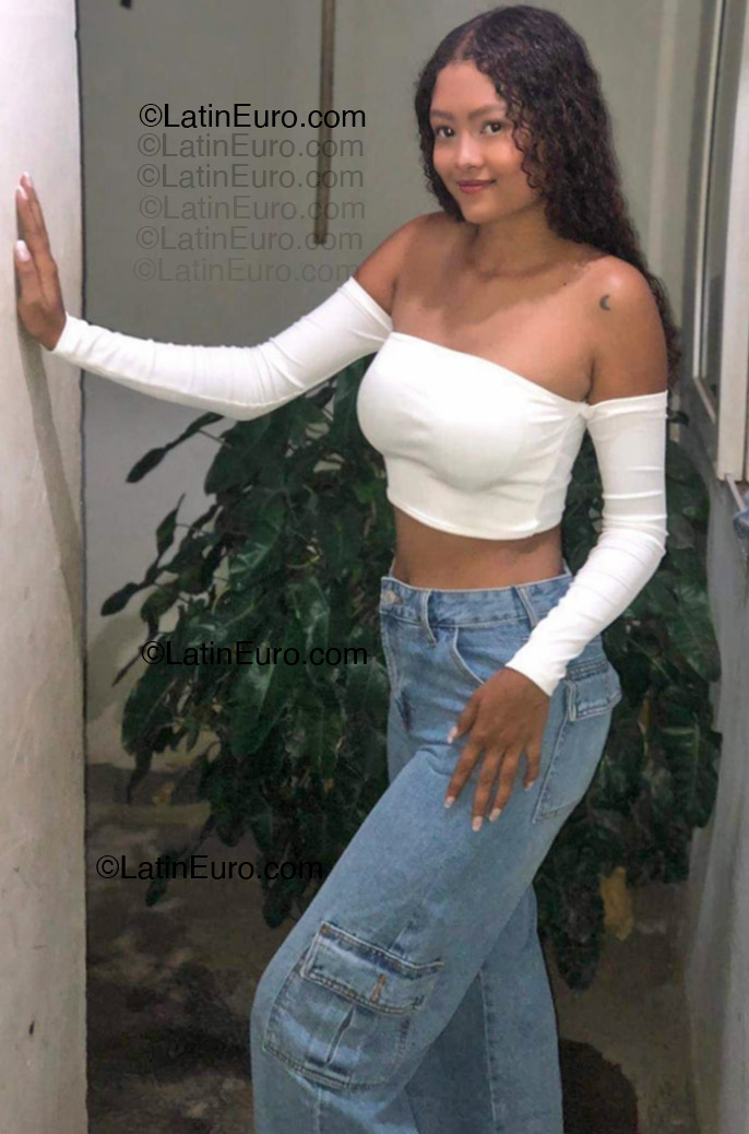 Date this foxy Colombia girl Liz from Barranquilla CO33407