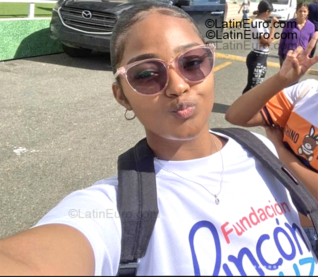 Date this fun Dominican Republic girl Nichel from Santo Domingo DO55343