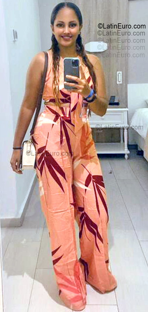 Date this hard body Dominican Republic girl Amy from Santo Domingo DO55493