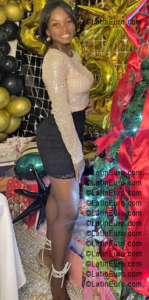 Date this nice looking Dominican Republic girl Yenifer from Santo Domingo DO55564