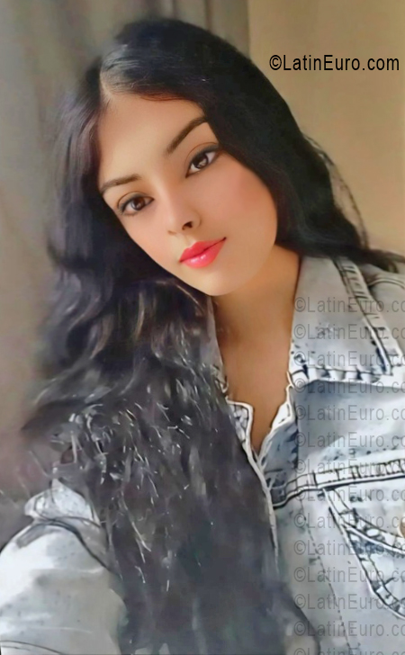 Date this happy Venezuela girl Georgelis from Barcelona VE5381