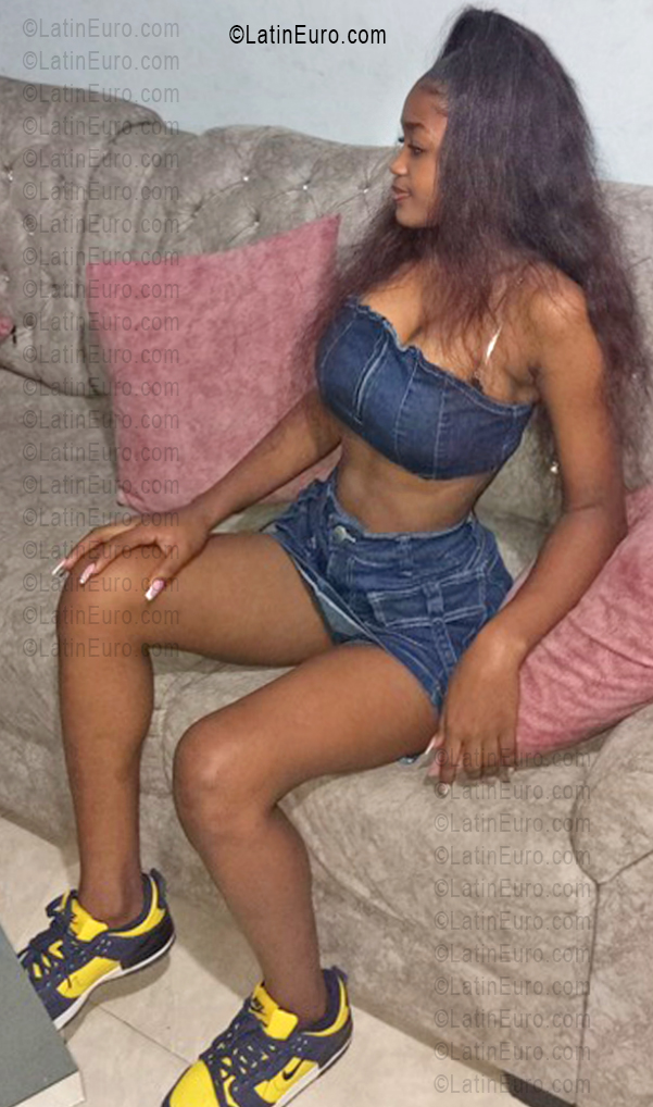 Date this attractive Colombia girl Thalia from Medellin CO33533