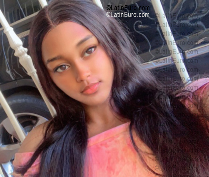 Date this delightful Dominican Republic girl Awii from Santiago DO55639