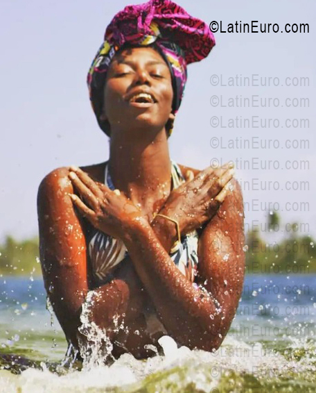 Date this nice looking Brazil girl Sheila da silva from Amontada BR12401